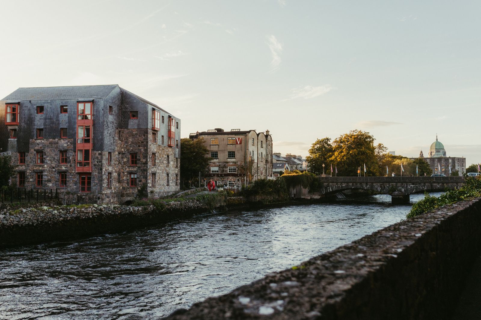 Fluss und historische Gebaeude in Galway